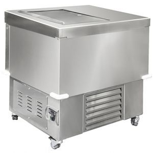 Chest freezer with self-closing sliding lid